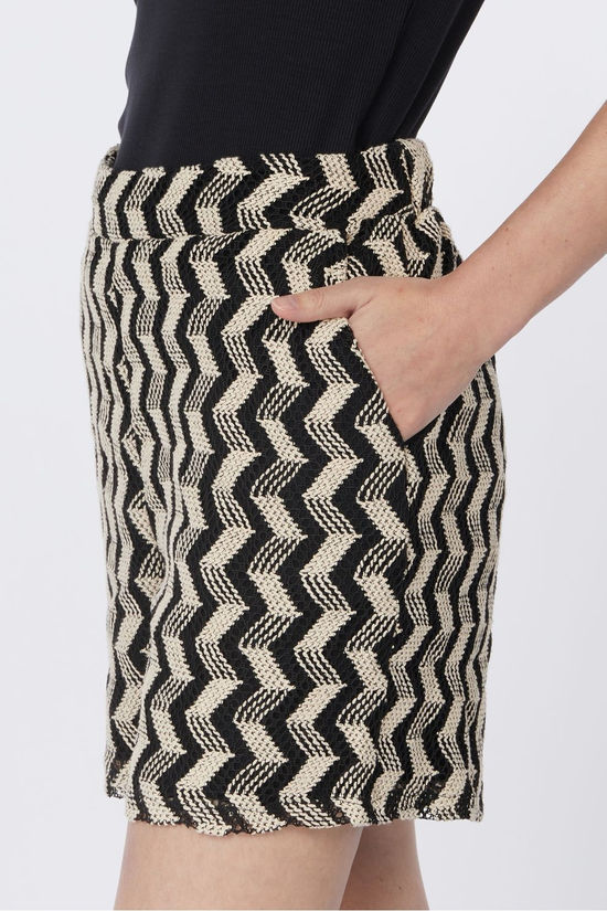 Vila Short Lupina Black Beauty Detail:Birch