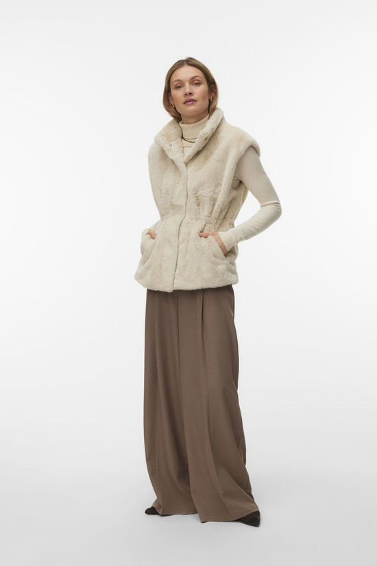 Vero Moda Gilet Sonjapoppy Faux Fur Waistcoat Oatmeal